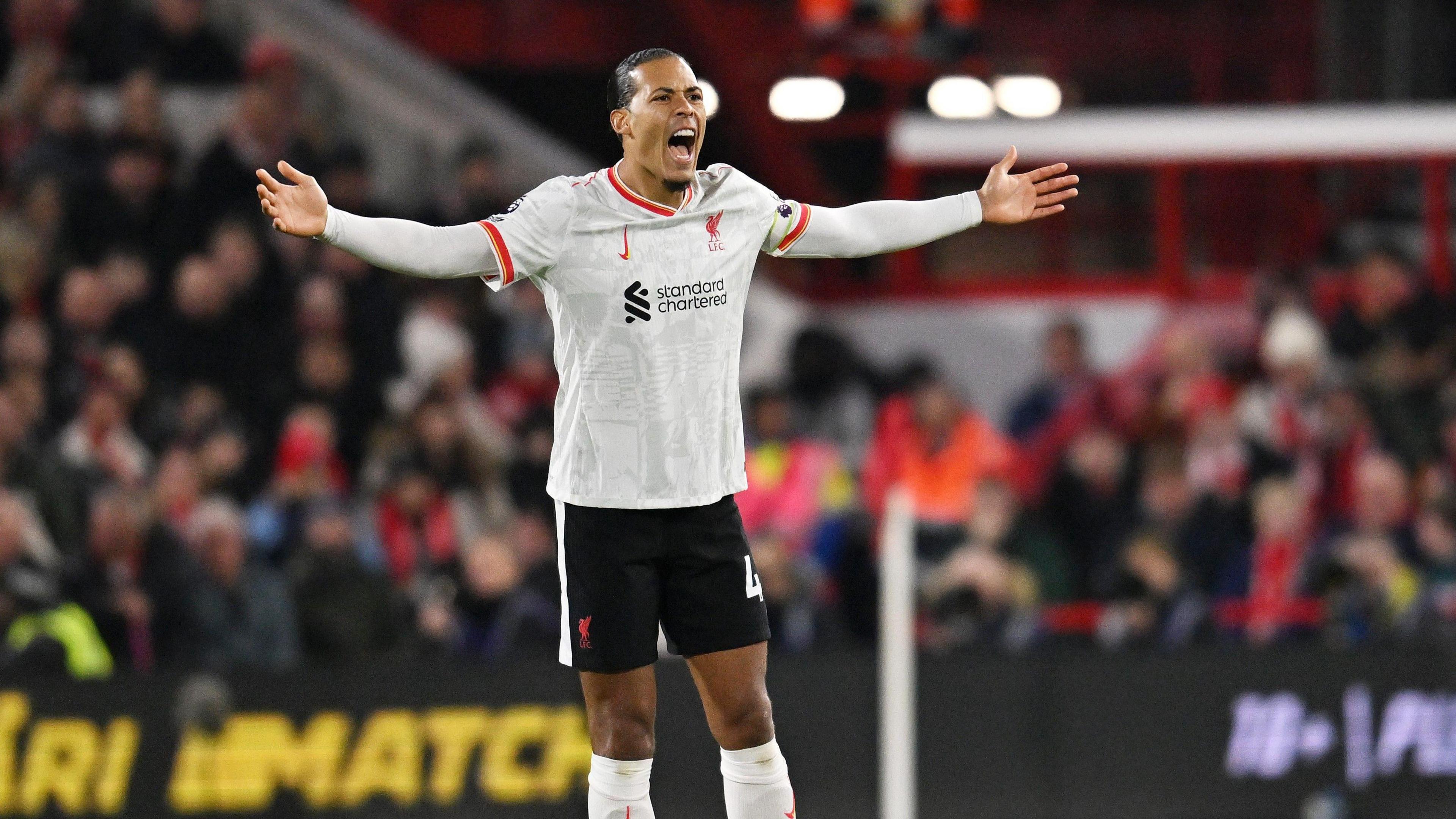 Virgil Van Dijk s'exprimant lors du match contre Nottingham Forest.