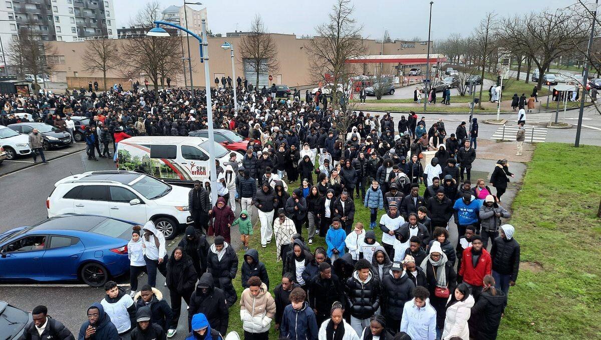 Marche blanche à Évreux en mémoire d'Icif, 14 ans