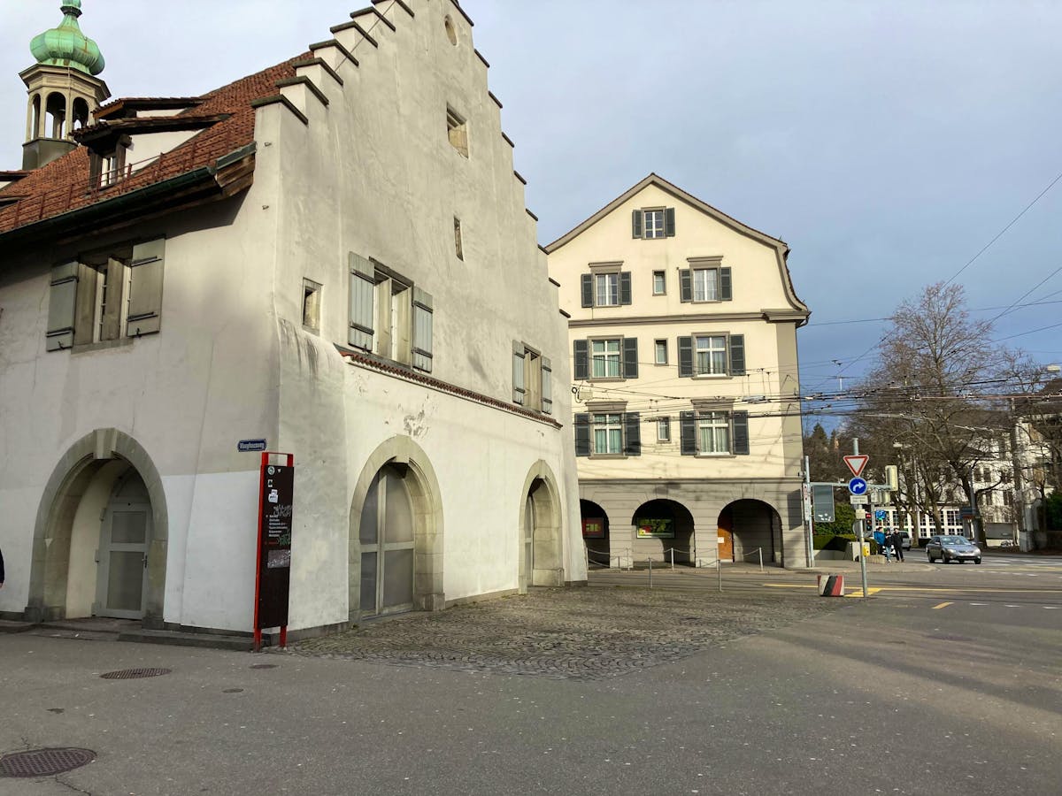 La victime se dirigeant vers le Burggraben.