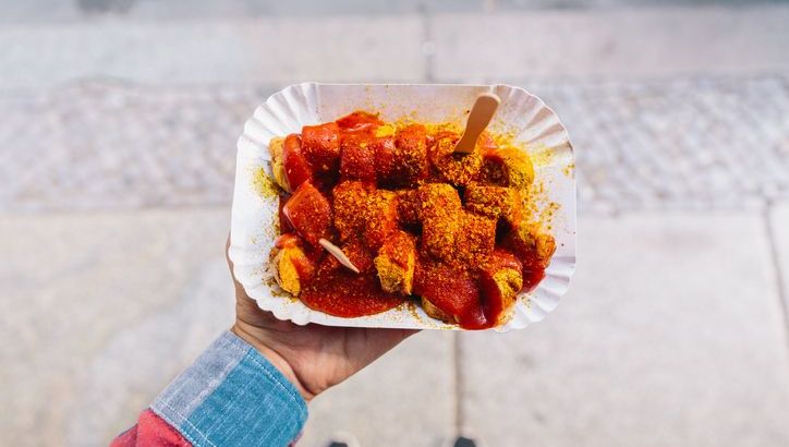 Le currywurst, un classique de la streetfood berlinoise, a été inventé à l'après-guerre