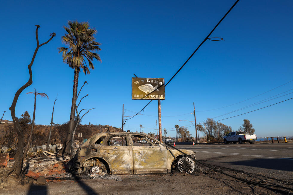 Une voiture calcinée à Malibu, en Californie, le 14 janvier 2025