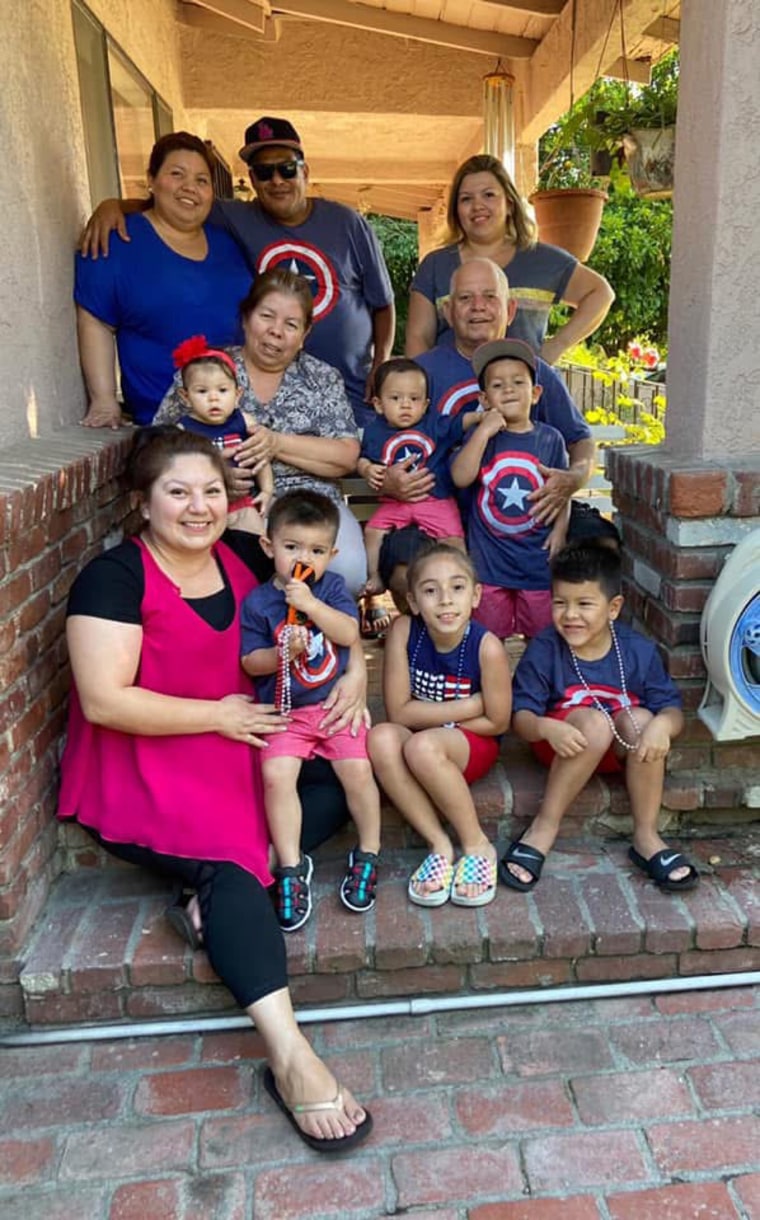 La famille Carillo/Hernandez sur le porche de leur maison à Altadena, où ils ont également géré une garderie agréée.