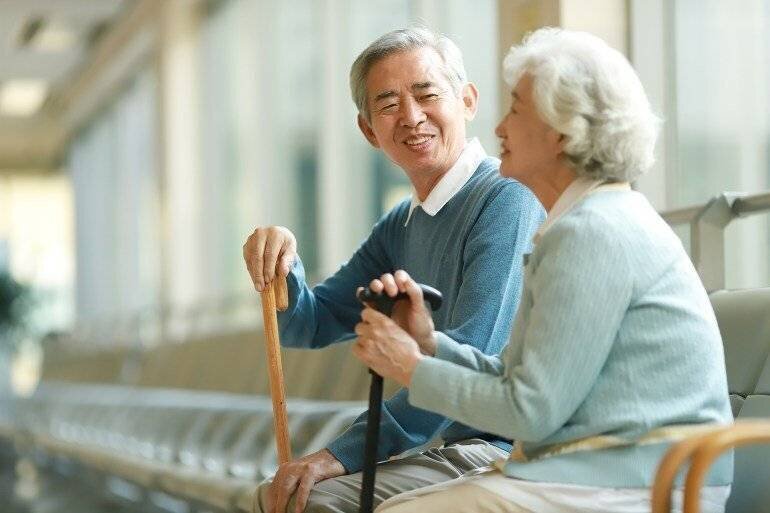Femme âgée attendant dans une salle d'hôpital