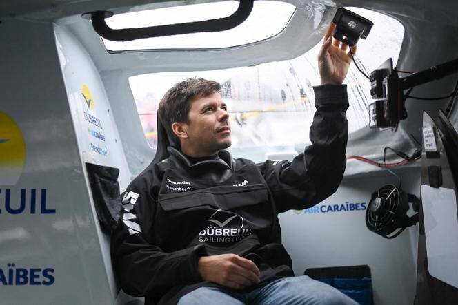 Sébastien Simon à bord de son Imoca « Groupe Dubreuil » avant le départ du Vendée Globe, le 6 novembre, aux Sables-d’Olonne, en Vendée, le 6 novembre 2024.
