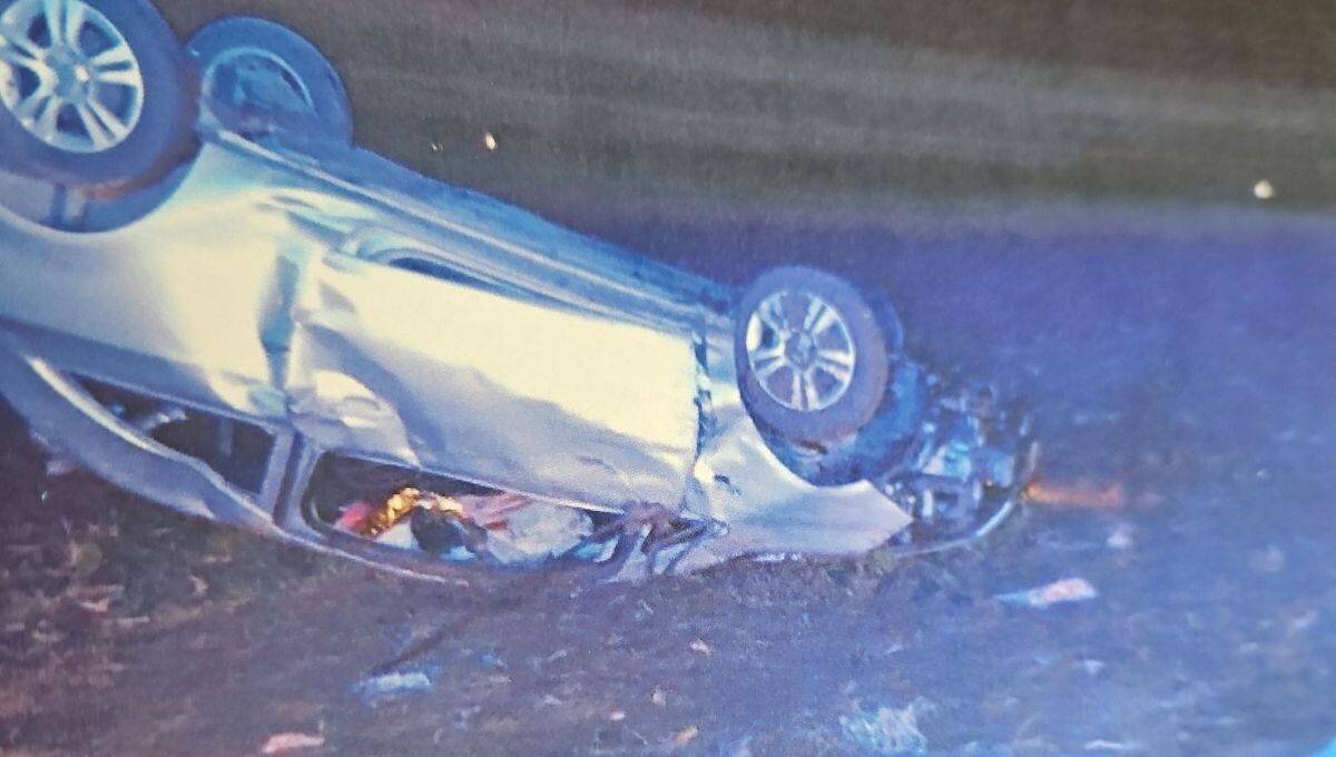 La voiture de la victime détruite après avoir fait plusieurs tonneaux