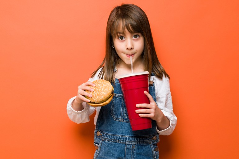 petite fille buvant un soda