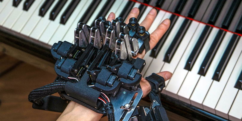 Grâce à cet exosquelette, les pianistes peuvent effectuer passivement des gestes qu'ils n'avaient jamais réalisé auparavant, par manque de vitesse et de dextérité.