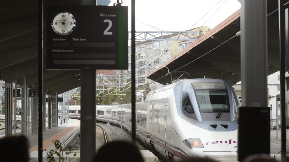 Ouigo e Iryo, atentos a los fallos de los Avril y los cánones de Adif para competir con Renfe en el AVE a Galicia, Asturias, Cádiz y Huelva