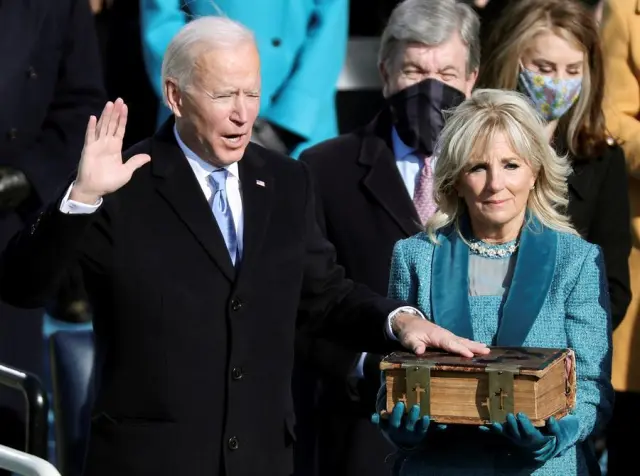 Biden, jurant devant la Bible comme 46e président des États-Unis.