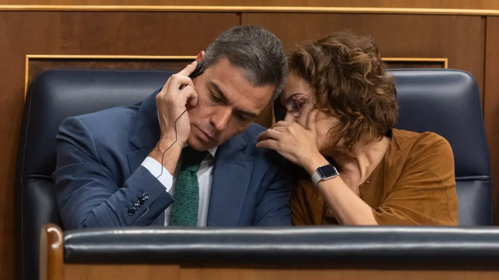 Pedro Sánchez et María Jesús Montero lors d'une session de contrôle au Congrès des députés.
