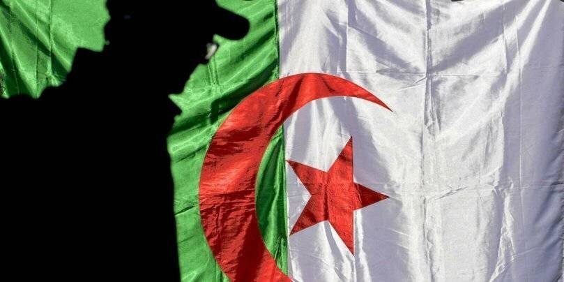 La diaspora algérienne, si importante en volume en France, est bloquée dans une dissonance, voire une schizophrénie. Incapables de rentrer vivre en Algérie, infoutus d’assumer apprécier de vivre en France.