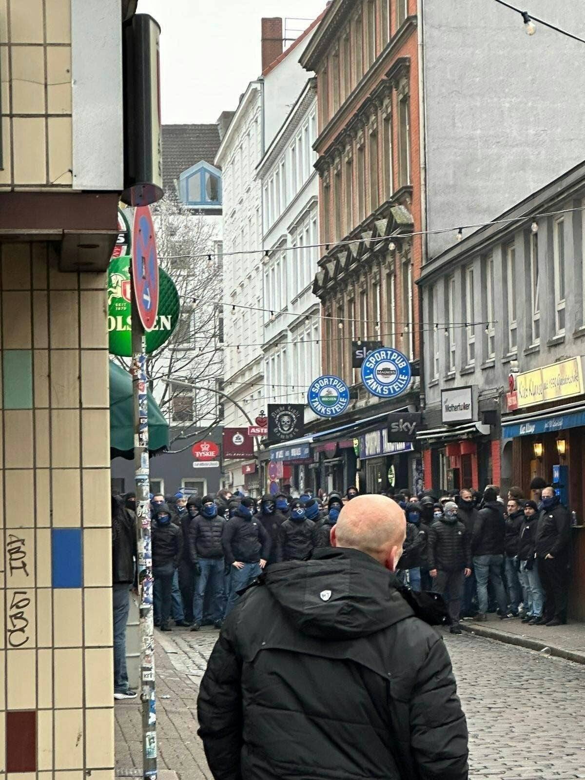 Bagarre entre les fans du FC et les Ultras du HSV à St. Pauli.