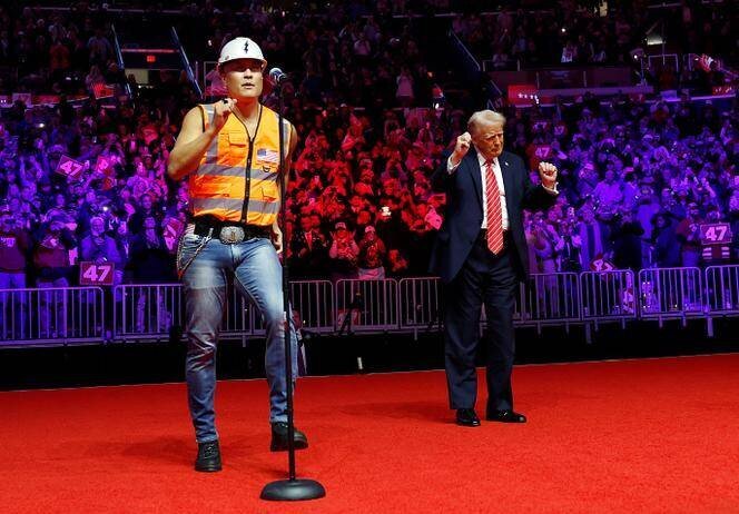 Le président élu, Donald Trump, danse tandis que les Village People interprètent « YMCA » sur scène lors de son rassemblement de victoire à la Capital One Arena à Washington, le 19 janvier 2025.