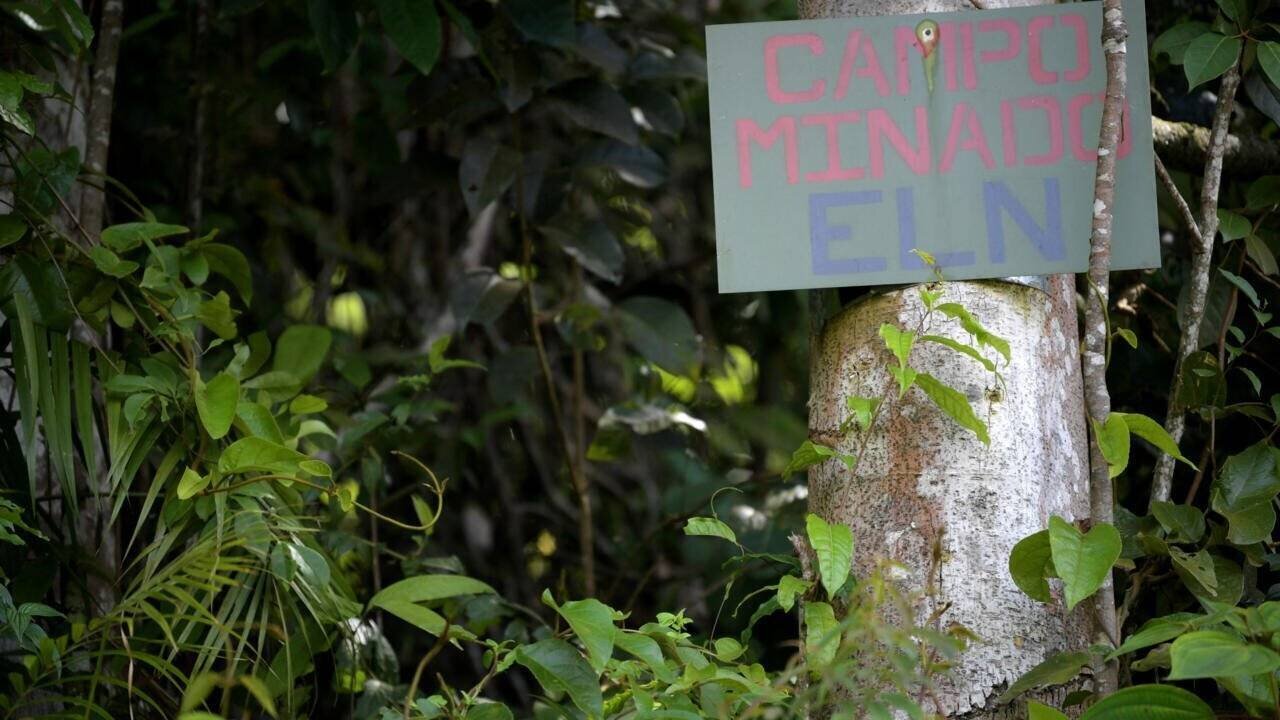 Un panneau de l'ELN alertant d'un champ de mines à Catatumbo, en Colombie, prise le 20 août 2022.