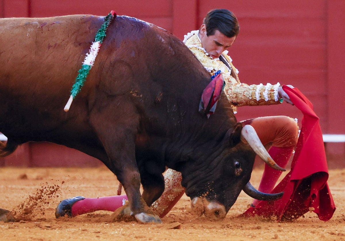 Juan Ortega, en un passe de poitrine de genoux au taureau Florentino de Domingo Hernández