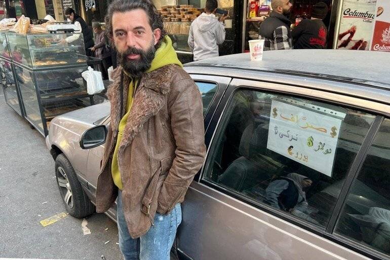 Waël Saad changeur à l'entrée du souk al-Cha'lan à Damas