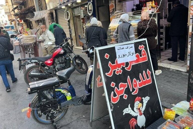 Vendeur de poules exerçant également le métier de changeur dans certains marchés de Damas