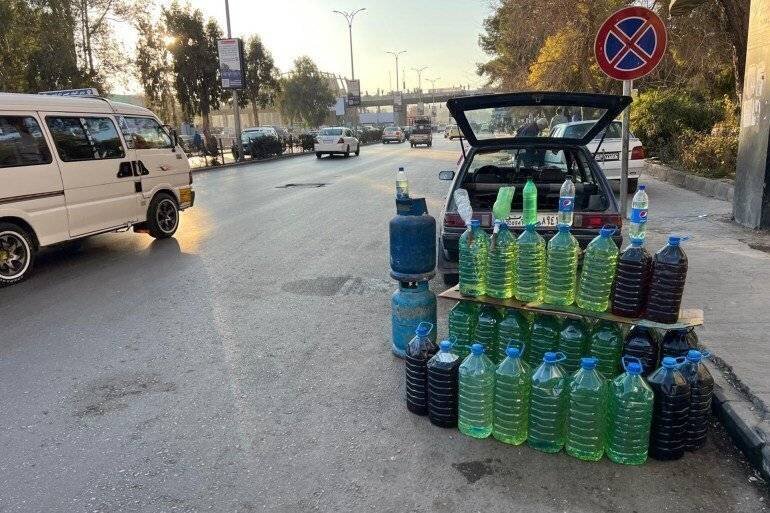 Un kiosque de vente de carburant sur la route menant à la place des Omeyyades à Damas