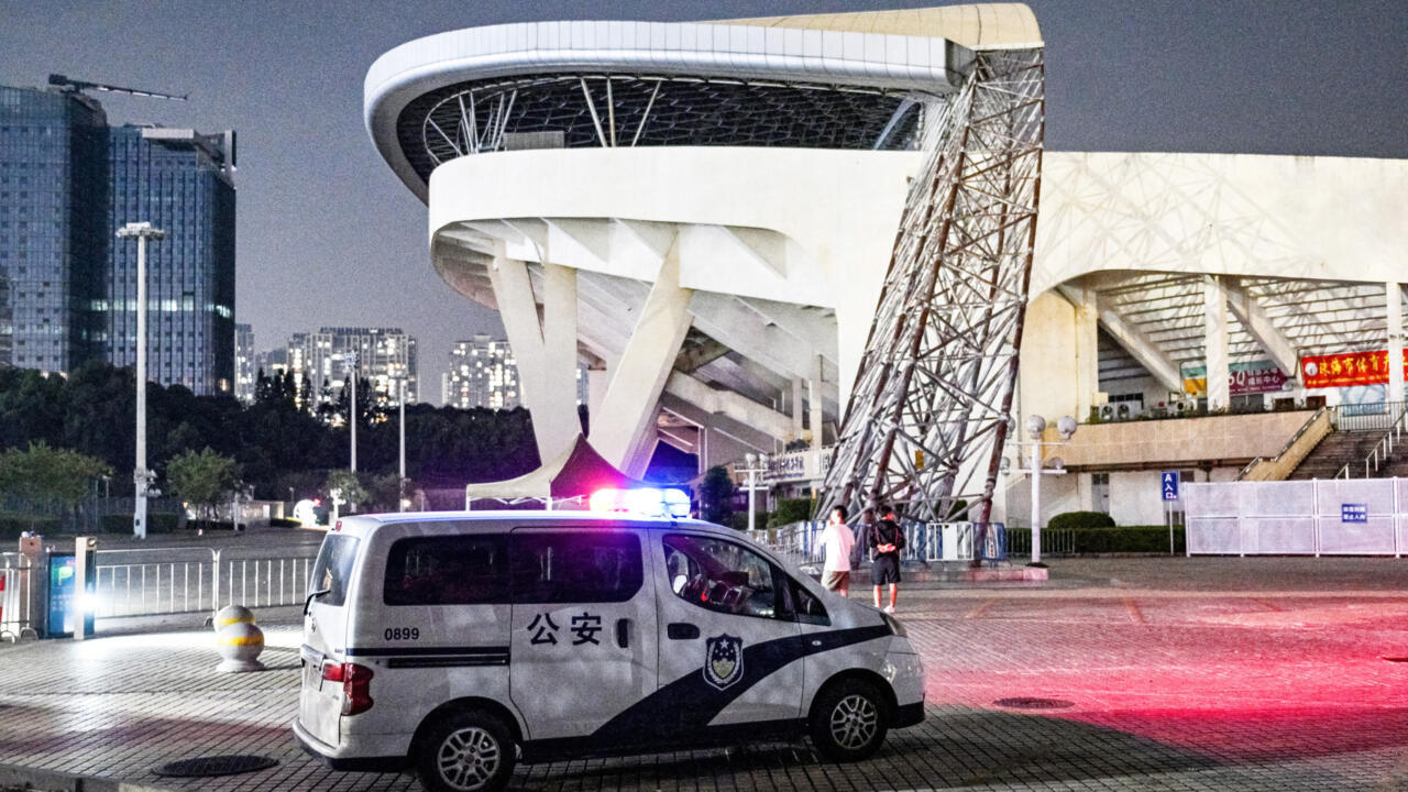 Une voiture de police devant le centre sportif de Zhuhai, au lendemain d'une attaque à la voiture-bélier, dans la province du Guangdong, le 12 novembre 2024 dans le sud de la Chine
