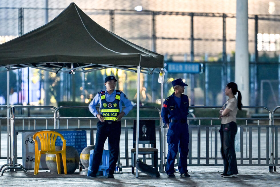 Des policiers devant le centre sportif de Zhuhai, au lendemain d'une attaque à la voiture-bélier, dans la province du Guangdong, le 12 novembre 2024 dans le sud de la Chine