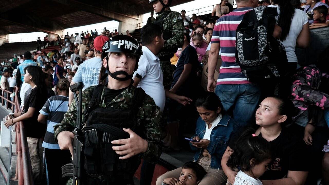 Des personnes déplacées en raison d'affrontements entre guérillas s'abritent dans le stade General Santander à Cucuta, en Colombie, le 19 janvier 2025.