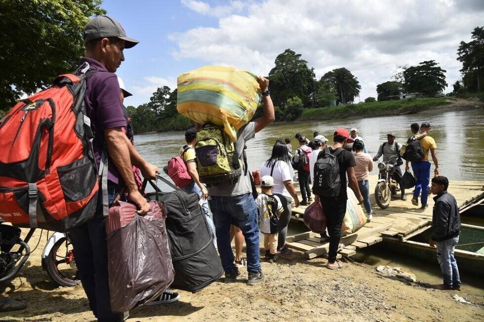 Des déplacés traversent la rivière Tarra qui sépare la Colombie et le Venezuela, à Tibu en Colombie, le 19 janvier 2025.