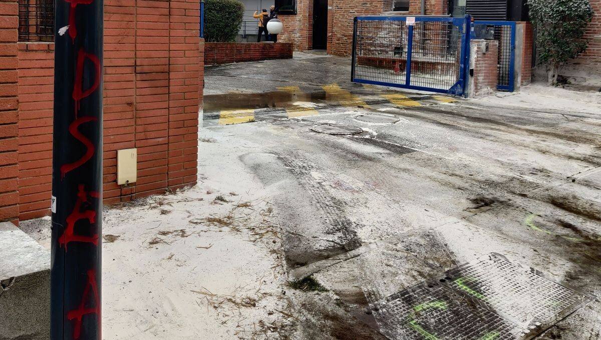 Les équipes municipales ont mis plusieurs heures à nettoyer l'entrée du site et dessouder le portail.