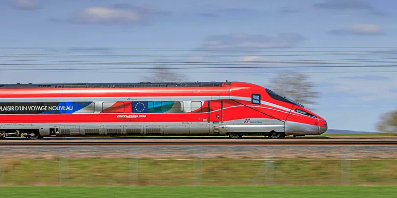 Une rame TGV Frecciarossa 1000 de la compagnie Trenitalia circule sur la LGV Sud-Est à proximité de Misy-sur-Yonne.