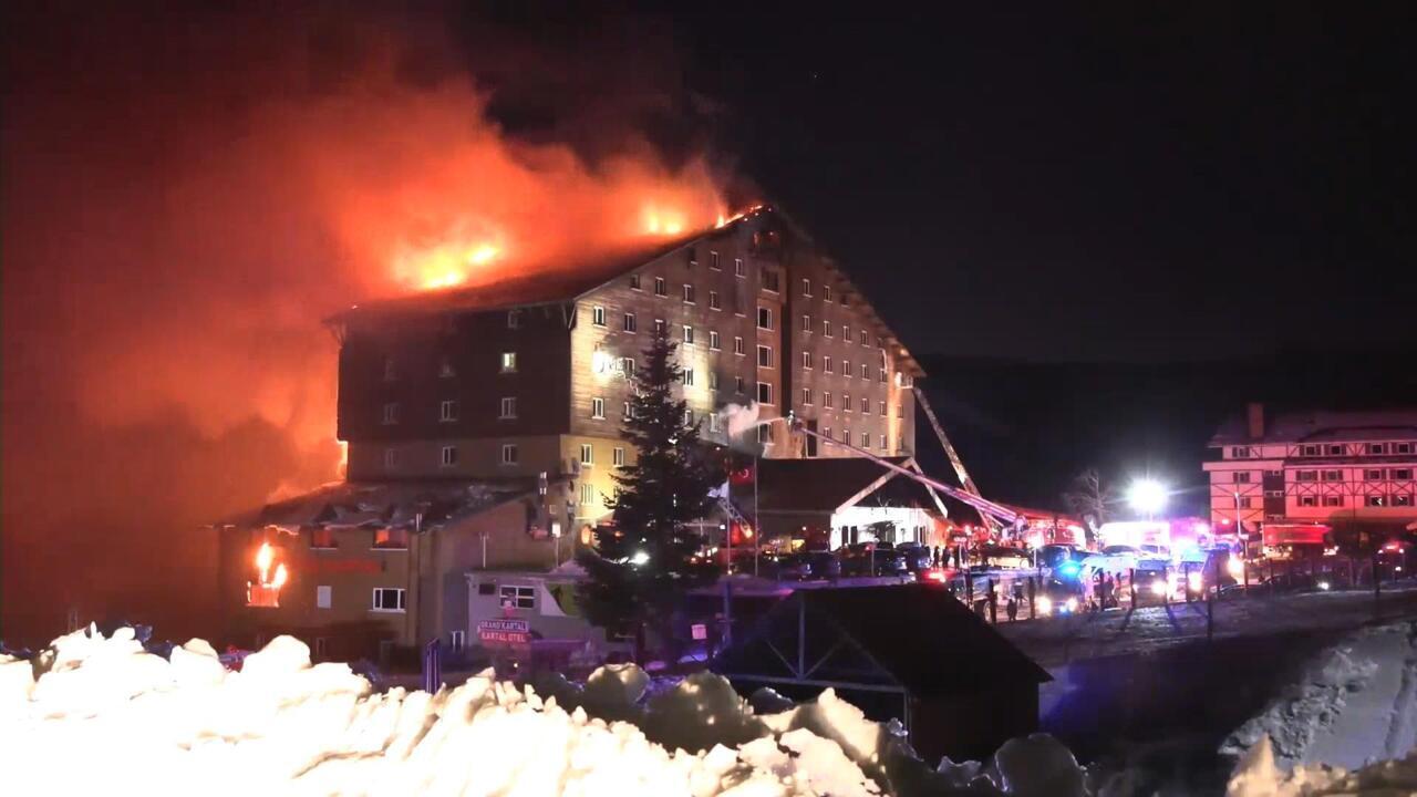 L'incendie a éclaté dans l'hôtel de 12 étages situé dans la station de ski de Kartalkaya.