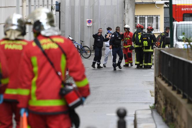Des pompiers évacuent une personne blessée suite à une attaque au couteau près des anciens locaux de « Charlie Hebdo », à Paris, le 25 septembre 2020.