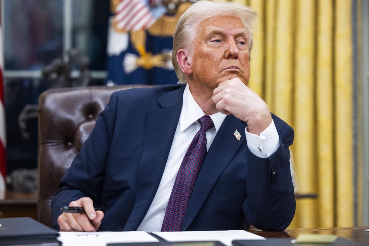 US-Präsident unterschreibt mehrere Exekutivanordnungen im Oval Office, darunter Begnadigungen für Angeklagte der Aufstände vom 6. Januar.