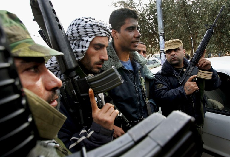 Zakaria Zbeidi entouré de combattants des Brigades des Martyrs d'Al-Aqsa.
