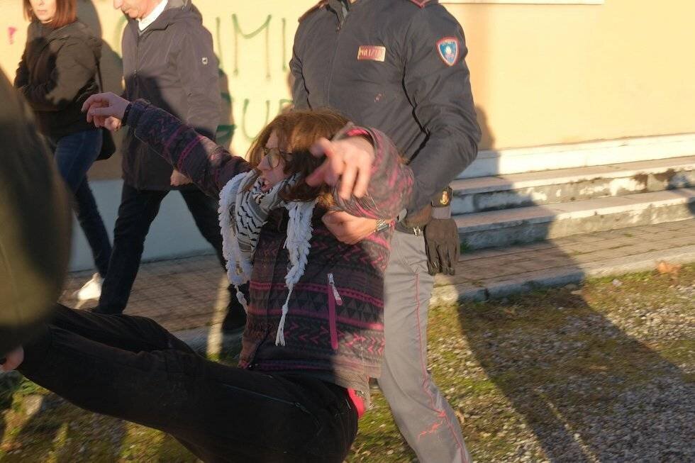Une activiste est portée par des agents de police lors d'une protestation devant le site de Leonardo à Brescia, 13 janvier 2025 (Ansa)