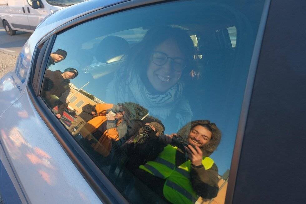 Une activiste dans la voiture de police à Brescia, 13 janvier 2025 (Ansa)