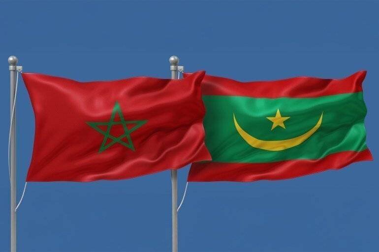 Drapeau du Maroc et de la Mauritanie sur un fond de ciel bleu