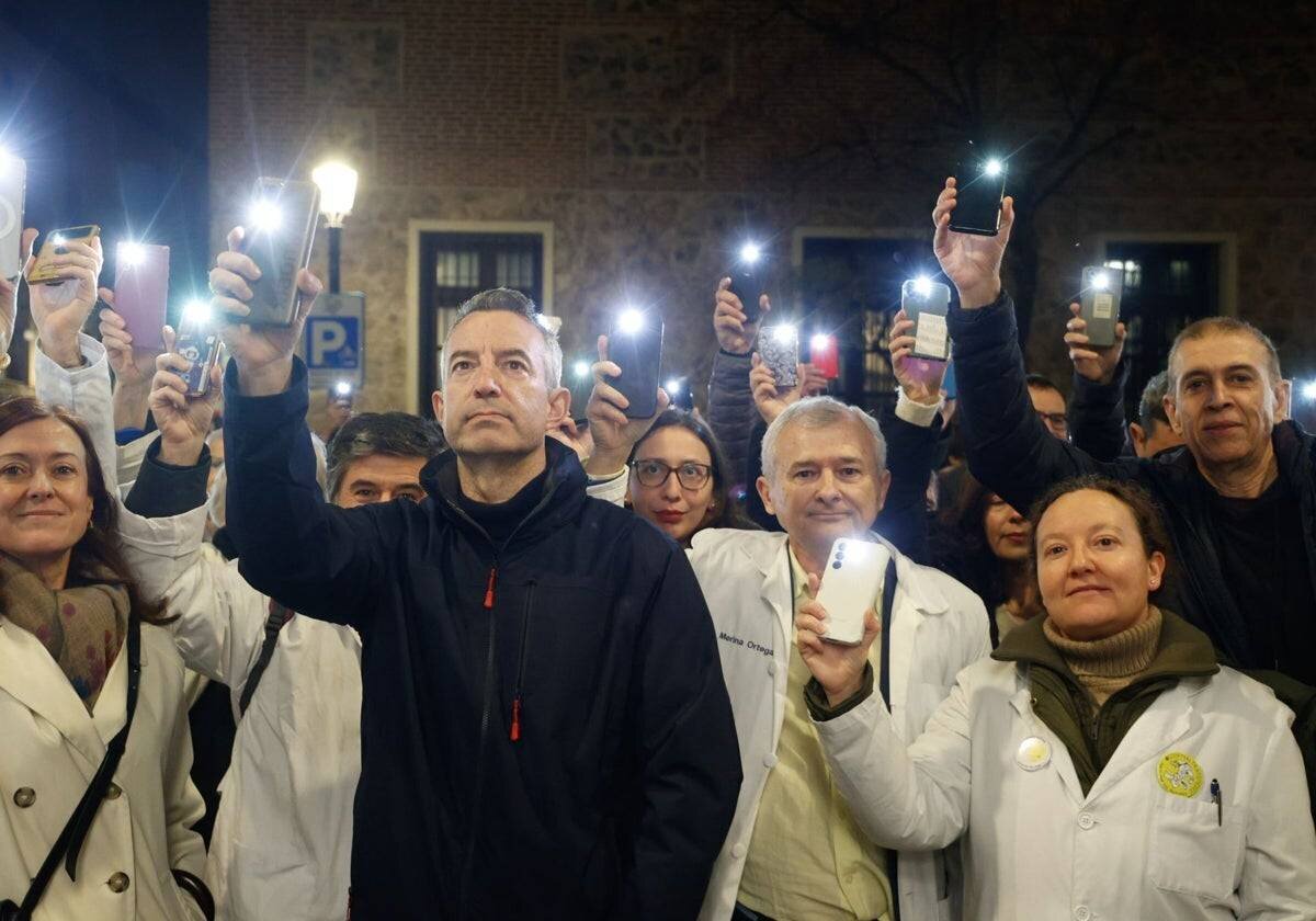 Les médecins, avec le gagnant des élections, Tomás Merina, illuminant les portes du Collège Officiel