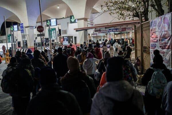 Des migrants attendant d'entrer sur le pont international Paso Del Norte.