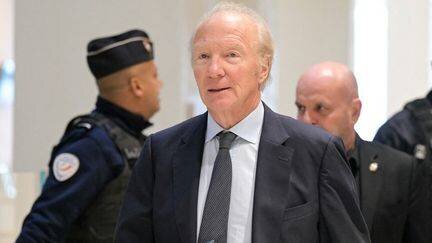 Brice Hortefeux arrive au tribunal judiciaire de Paris