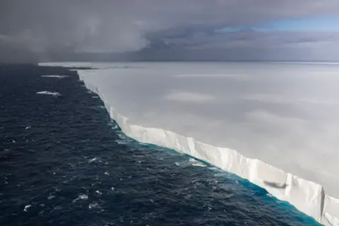 Photographie aérienne de l'iceberg A23a