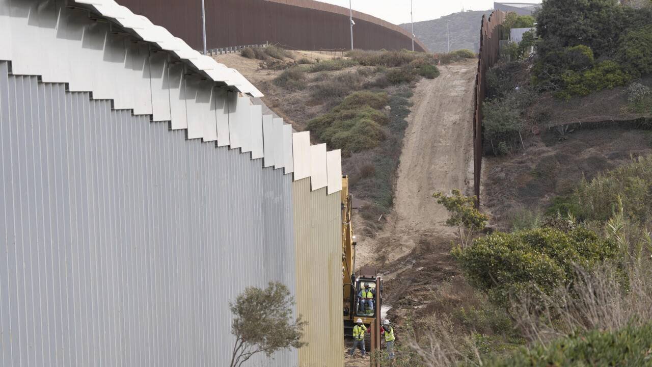 Des équipes remplacent des sections de l'un des deux murs frontaliers séparant le Mexique des États-Unis, mercredi 22 janvier 2025, à Tijuana, au Mexique.