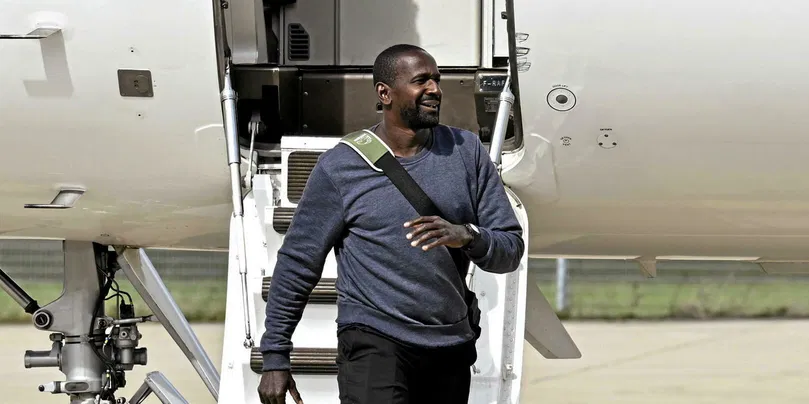 Le journaliste Olivier Dubois sur le tarmac de l'aéroport de Villacoublay, après près de deux ans de captivité au Sahel, le 21 mars 2023.
