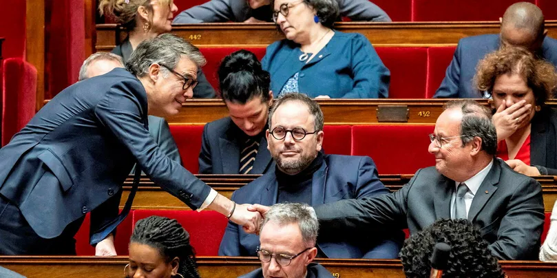 Olivier Faure (à g.) et François Hollande, à l’Assemblée nationale, le 16 janvier.