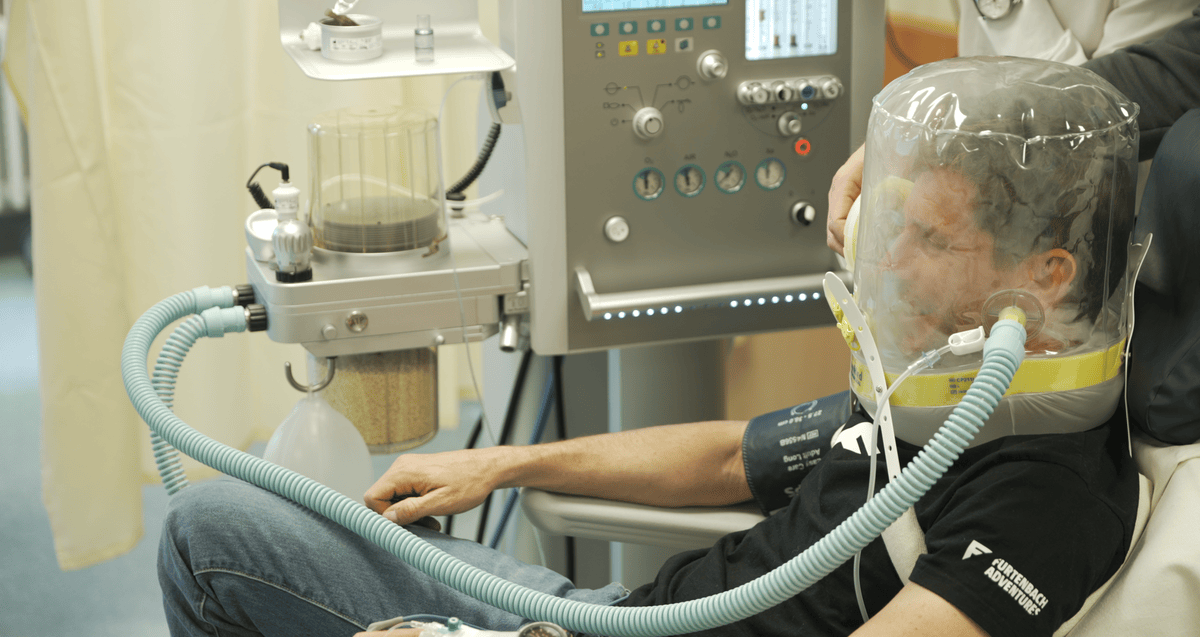 Sous la couverture : Lukas Furtenbach pendant un traitement au xénon.