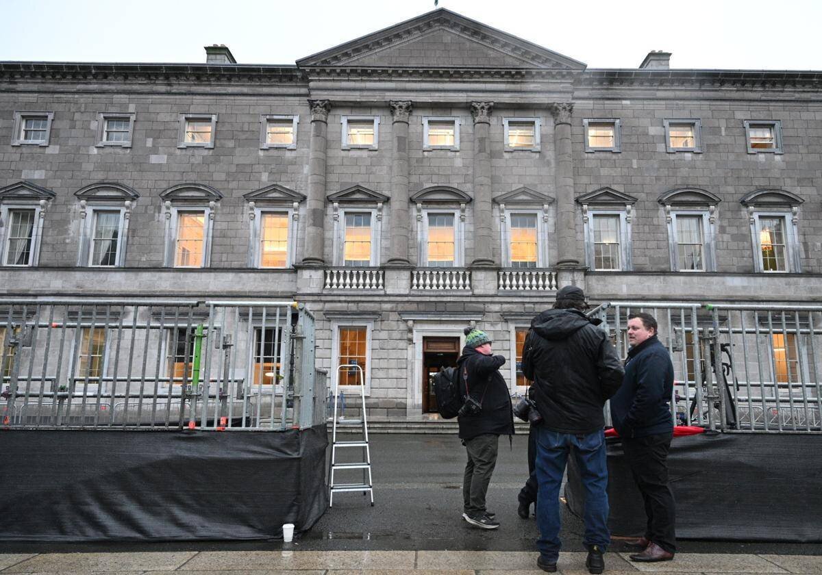 Miembros de la prensa esperan ante el Parlamento irlandés a la espera de la elección del Taoiseach