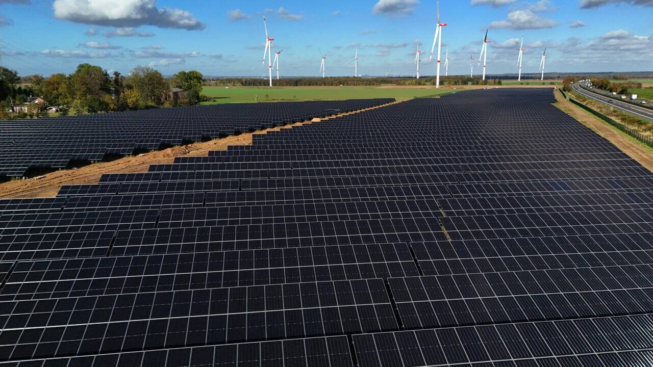 Un parc solaire en construction par la société F&S solar service près d'Erftstadt, en Allemagne de l'Ouest