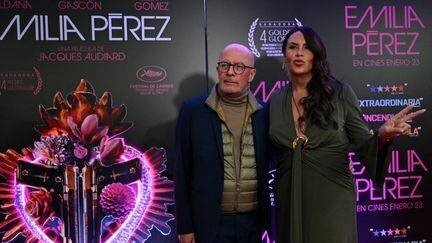 Jacques Audiard et Karla Sofia Gascon lors du tapis rouge d'Emilia Perez à Bogota le 17 janvier 2025 (RAUL ARBOLEDA / AFP)