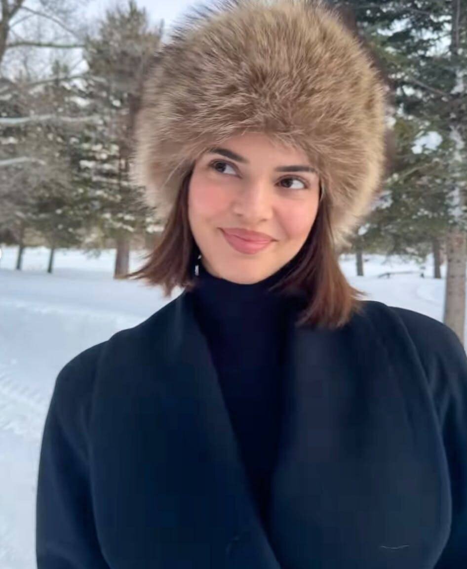 Kendall Jenner greift zwar nicht zu einem ähnlichen Modell wie Melania Trump – aber zum Hut.