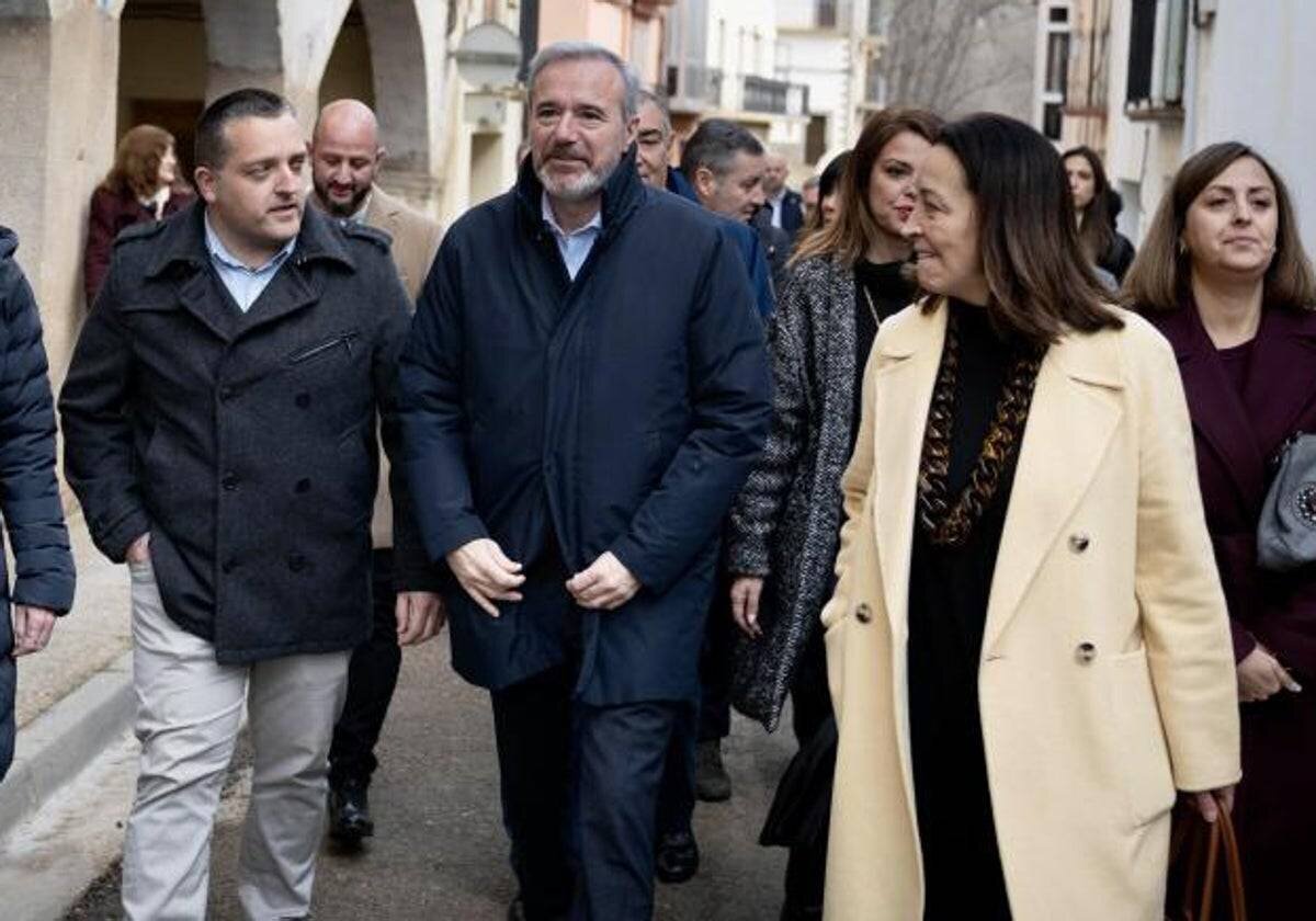 Jorge Azcón lors de sa visite à la Casa de Infancia d'Aliaga, entouré par le maire et la conseillère de Bien-être Social et Famille.