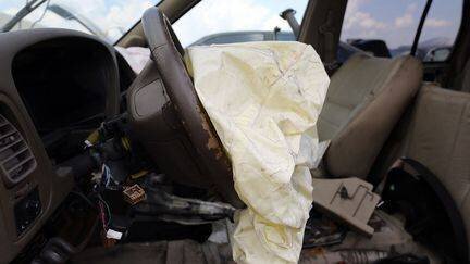 Un airbag déployé dans l'habitacle d'un véhicule accidenté, aux Etats-Unis. (JOE RAEDLE / GETTY IMAGES NORTH AMERICA / AFP)