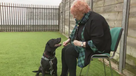 Christine Grahame MSP avec Susan, un chien au refuge d'Édimbourg.